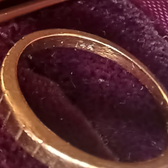 Gold Wedding ring set for his & her's - Picture 5 of 16